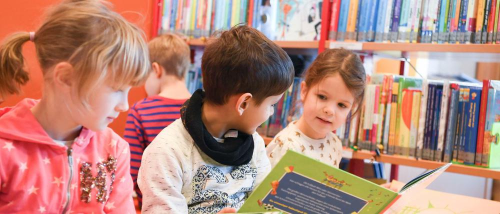 Ganze 87 Prozent der Kinder und Jugendlichen lesen mehrmals die Woche in einem Buch oder einem Heft.