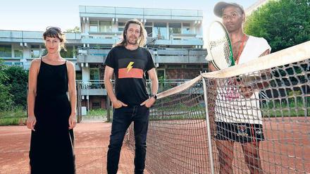 Die Künstlerinnen und Künstler Khadija von Zinnenburg Carroll, Archie Moore und Sumugan Sivanesan auf dem Tennisplatz der ehemaligen Botschaft.