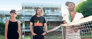 Die Künstlerinnen und Künstler Khadija von Zinnenburg Carroll, Archie Moore und Sumugan Sivanesan auf dem Tennisplatz der ehemaligen Botschaft.