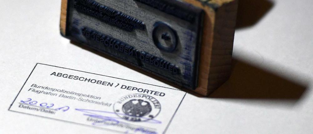 Der Schriftzug Abgeschoben/Deported steht auf einem amtlichen Stempelbild der Bundespolizei. (Symbolbild)