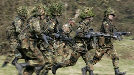 Vorwärts, es geht zurück! Eine Wehrpflicht bringt die Gesellschaft nicht weiter. Und die Bundeswehr schon gar nicht.