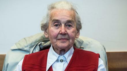 Die wegen Volksverhetzung zu zwei Jahren Haft verurteilte Ursula Haverbeck bleibt im Gefägnniss. Die zu einer Haftstrafe verurteilte Holocaust-Leugnerin ist mit einer Beschwerde beim Bundesverfassungsgericht gescheitert. Eine Bestrafung wegen Leugnung des nationalsozialistischen Völkermordes sei grundsätzlich mit dem Grundrecht auf Meinungsfreiheit vereinbar.