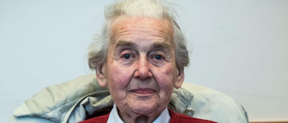 Die wegen Volksverhetzung zu zwei Jahren Haft verurteilte Ursula Haverbeck bleibt im Gefägnniss. Die zu einer Haftstrafe verurteilte Holocaust-Leugnerin ist mit einer Beschwerde beim Bundesverfassungsgericht gescheitert. Eine Bestrafung wegen Leugnung des nationalsozialistischen Völkermordes sei grundsätzlich mit dem Grundrecht auf Meinungsfreiheit vereinbar.