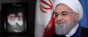 Lächeln, immer lächeln - sogar wenn die eigene Lage und die des Landes desolat ist. Irans Regierungschef Ruhani hat derzeit mit erheblichen Problemen zu kämpfen.