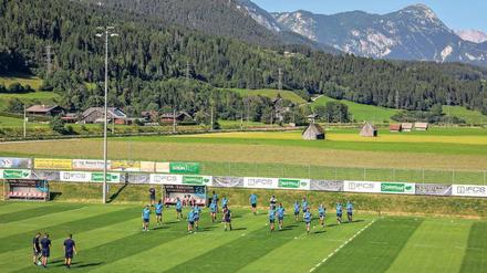 Herthas Trainergespann plant ein 3-5-2-System. Doch das funktioniert nur, wenn die Spieler viel und lange laufen können.