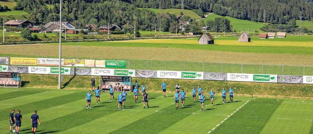 Herthas Trainergespann plant ein 3-5-2-System. Doch das funktioniert nur, wenn die Spieler viel und lange laufen können.