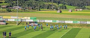 Herthas Trainergespann plant ein 3-5-2-System. Doch das funktioniert nur, wenn die Spieler viel und lange laufen können.
