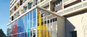 Leuchtdreiecke. Ein Teil der Kunstaktion von Florence Cosnefroy ist am Waschhaus, der andere im Foyer zu sehen.