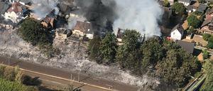 Gut zu erkennen ist die abgebrannte Böschungsfläche zwischen den Gleisen und den Häusern.