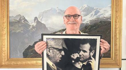 Christoph Müller mit einem Foto von sich als 32-Jähriger mit Ernst Bloch in Tübingen.