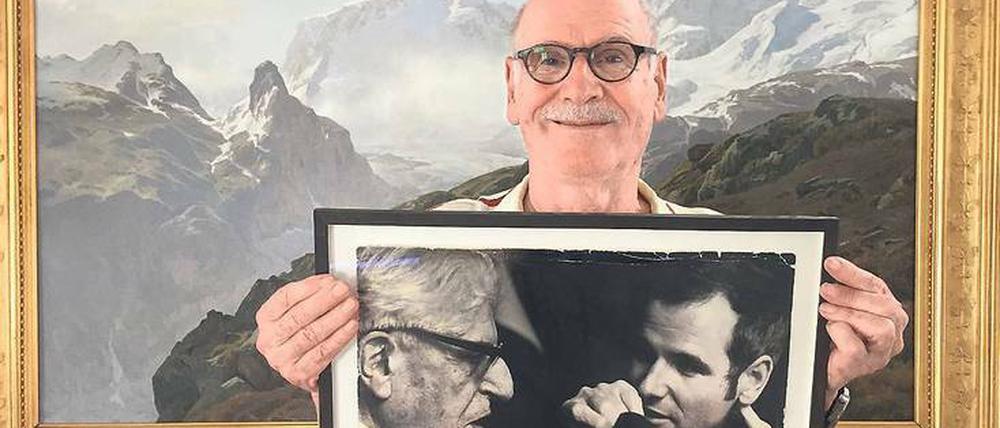 Christoph Müller mit einem Foto von sich als 32-Jähriger mit Ernst Bloch in Tübingen.