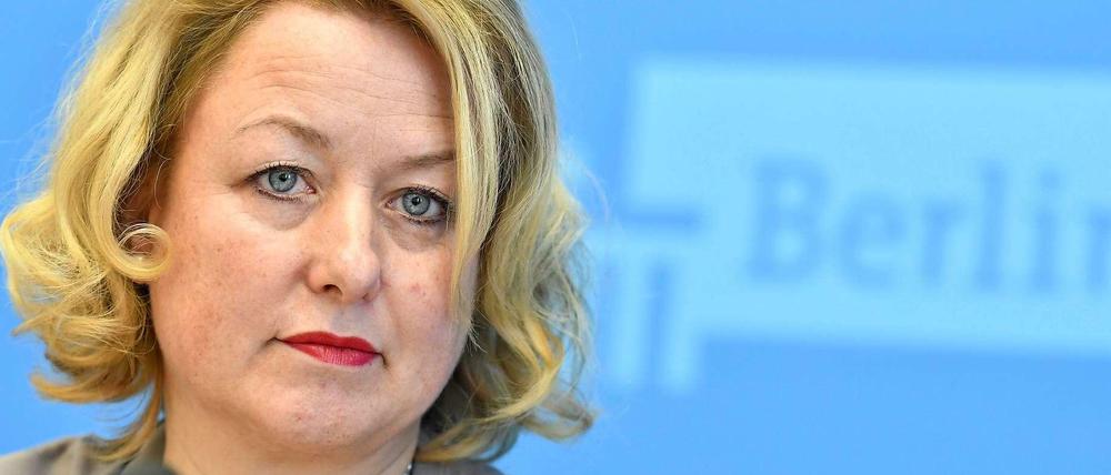 Während Claudia Sünder im Urlaub weilt, wird in Berlin gegen ihren Kritiker ermittelt.