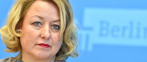Während Claudia Sünder im Urlaub weilt, wird in Berlin gegen ihren Kritiker ermittelt.