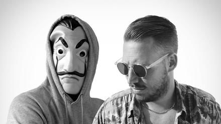 El Profesor (l), Charakter aus der Netflix-Serie "Haus des Geldes" und Hugel (r), französischer DJ haben «Bella Ciao» remixed.
