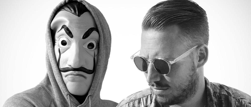 El Profesor (l), Charakter aus der Netflix-Serie "Haus des Geldes" und Hugel (r), französischer DJ haben «Bella Ciao» remixed.