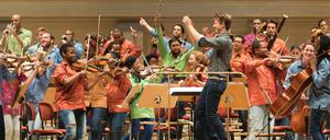 Duncan Ward und das Miagi Youth Orchestra