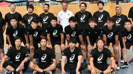 Sticht heraus. Dagur Sigurdsson (oben, Mitte) trainiert derzeit Japans Handballspieler.