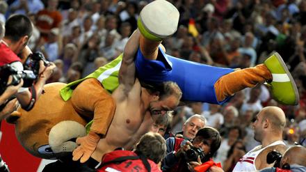 Huckepack genommen. Robert Harting bei der WM 2009 in Berlin.