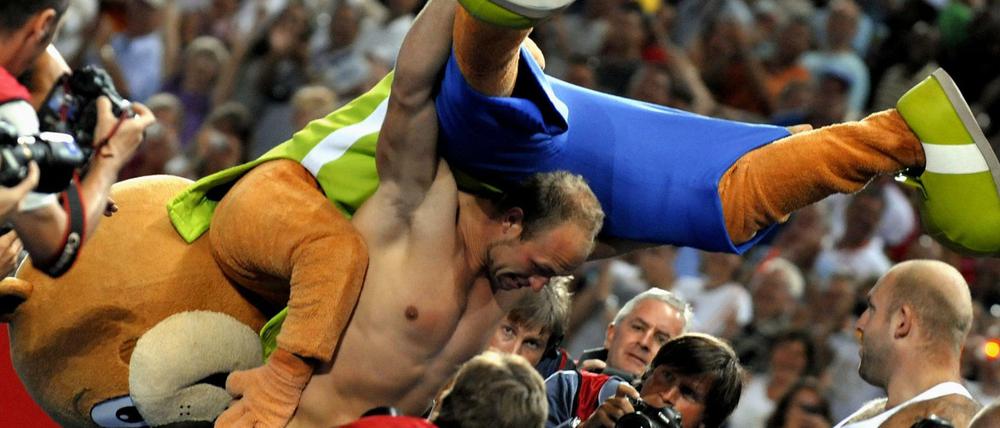 Huckepack genommen. Robert Harting bei der WM 2009 in Berlin.