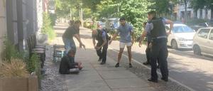 Das Geschehen auf der Urbanstraße beim Eintreffen der Polizei.