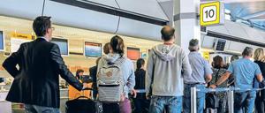 Noch warten Passagiere in Tegel auf das Personal am Schalter. Bald sieht das anders aus.