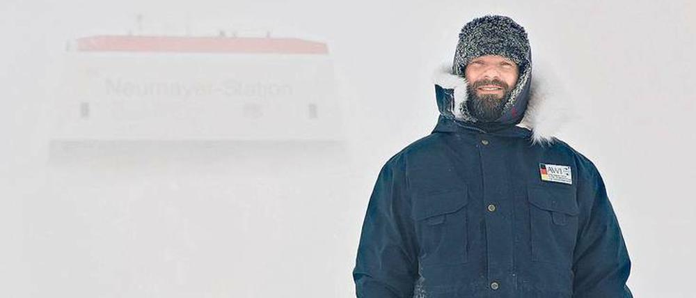 Coole Sachen. Bernhard Gropp leitet ein zehnköpfiges Forscherteam der Neumayer-Station III (im Hintergrund) in der Antarktis.