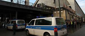 Polizisten am Bahnhof Alexanderplatz (Symbolbild).