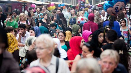 Gemischte Gesellschaft: In Deutschland leben Menschen mit und ohne Migrationshintergrund. 