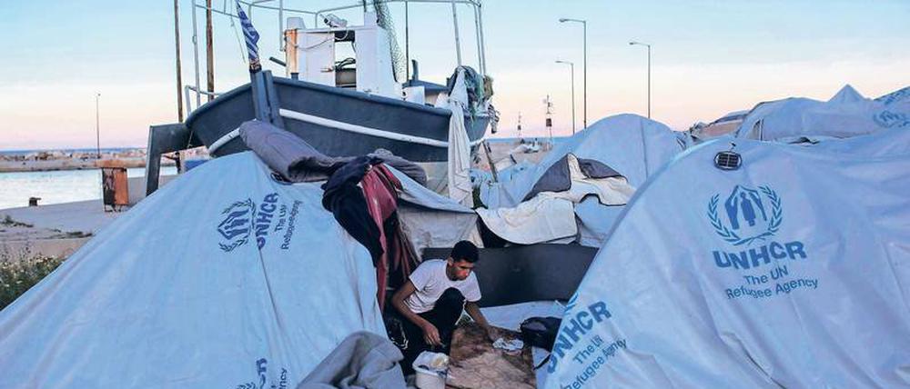 Am Hafen gestrandet. Ein Migrant säubert vor seinem Zelt am Flüchtlingslager Souda auf Chios ein Brett, auf dem er schlafen will. 