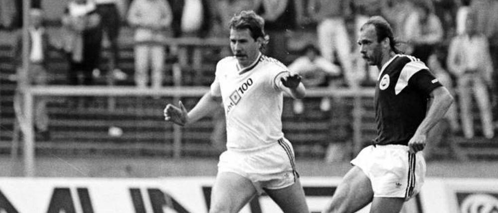 Für Blau-Weiß aktiv. Stanislav Levy (r.) beim Spiel in Braunschweig 1988. Foto: Imago