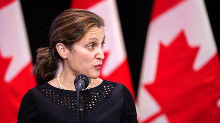 Chrystia Freeland, Außenministerin von Kanada, spricht bei ihrer Ankunft zu einem Kabinettstreffen mit Journalisten.