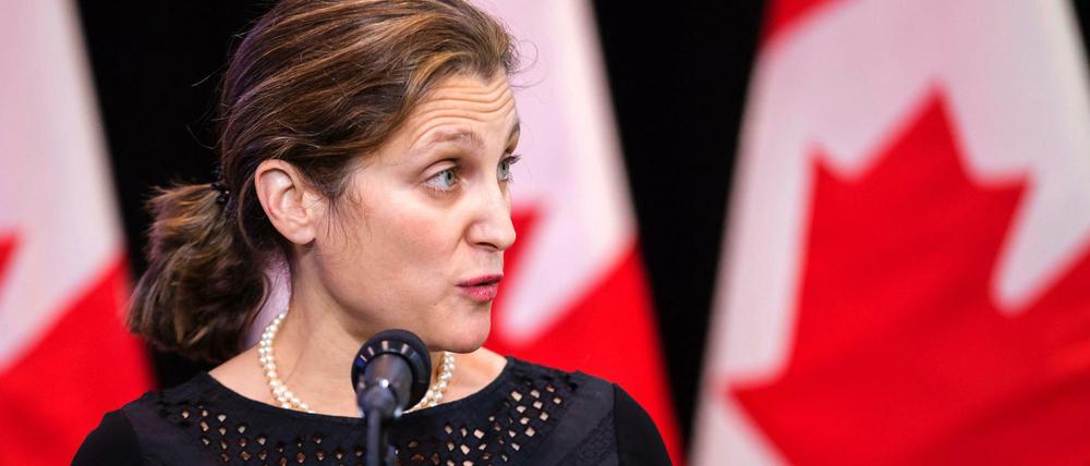 Chrystia Freeland, Außenministerin von Kanada, spricht bei ihrer Ankunft zu einem Kabinettstreffen mit Journalisten.