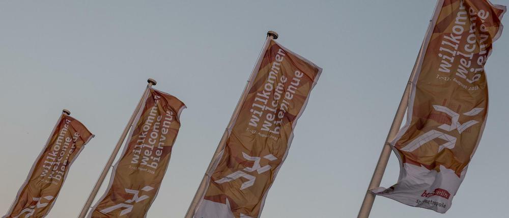 Willkommenskultur: Flaggen und Freiwillige heißen die Besucher der Leichtathletik-EM willkommen.