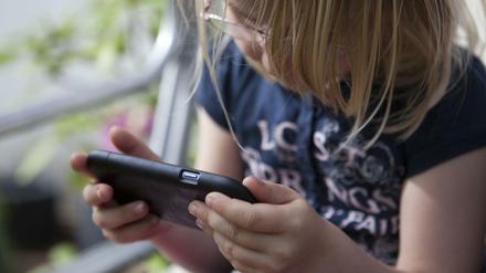 Einmal in die Hand genommen, fällt es auch Kindern schwer, das Smartphone wieder wegzulegen. Eltern sollten deshalb klare Regeln zur Nutzung vorgeben.