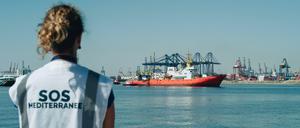 Das Flüchtlingsschiff "Aquarius" bei ihrer Einfahrt in den Hafen von Valencia im Juni. 