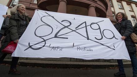 Frauen demonstrieren gegen den Paragrafen 219a