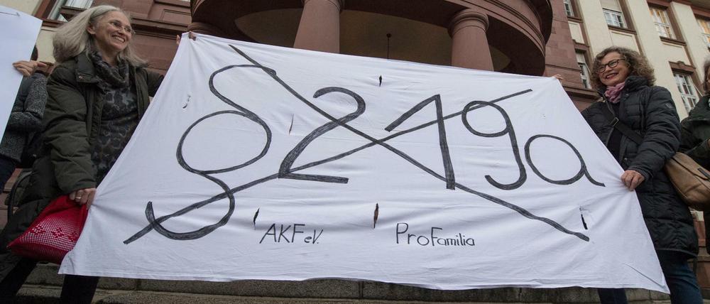 Frauen demonstrieren gegen den Paragrafen 219a