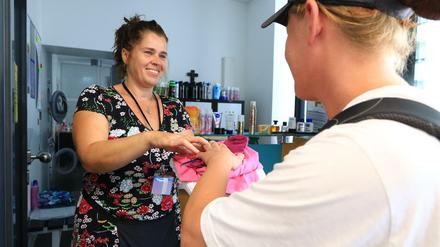 Am Tresen des Hygiene-Centers der Stadtmission gibt’s gratis Deos, Seifen, Zahnputzzeug und vieles andere.