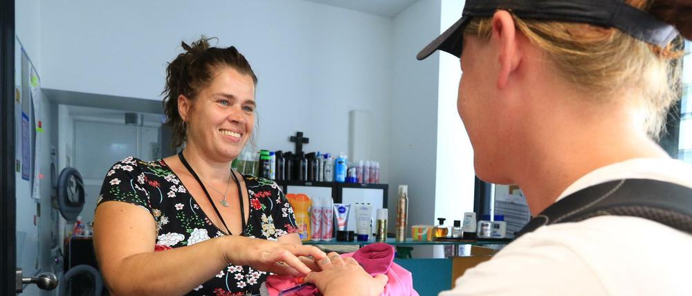 Am Tresen des Hygiene-Centers der Stadtmission gibt’s gratis Deos, Seifen, Zahnputzzeug und vieles andere.