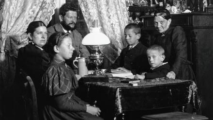 Heinrich Zille mit Familie in ihrer Wohnung in Berlin-Charlottenburg.