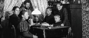Heinrich Zille mit Familie in ihrer Wohnung in Berlin-Charlottenburg.