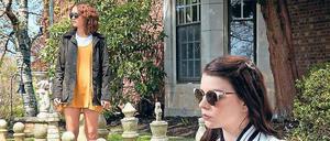 Amanda (Olivia Cooke, l.) und ihre beste Freundin Lily (Anya Taylor-Joy) planen, den Stiefvater von Lily zu töten.