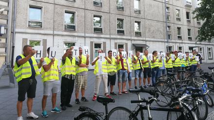 Mit der Parole "Huth du Betrüger!" protestierten Arbeiter gegen den Unternehmer Harald Huth.