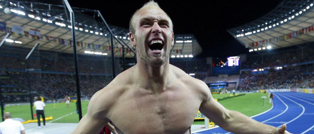 So kennen ihn die Zuschauer. Diskuswerfer Robert Harting bejubelt seinen Sieg bei der Leichtathletik-WM 2009 in Berlin.