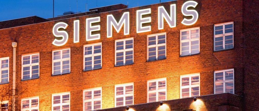 Ein Siemens-Schriftzug an einem Gebäude des Konzerns in Berlin-Siemensstadt