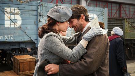 Juliet (Lily James) und Dawsey (Michiel Huisman)