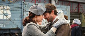 Juliet (Lily James) und Dawsey (Michiel Huisman)