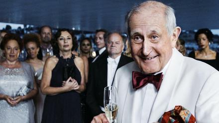 Walter Loving (Hans Hollmann) begrüßt in einer Szene des "Tatort: Die Musik stirbt zuletzt" die VIP-Gäste zum Benefizkonzert. 