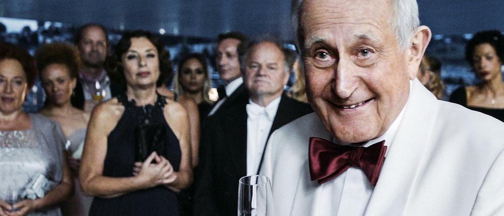 Walter Loving (Hans Hollmann) begrüßt in einer Szene des "Tatort: Die Musik stirbt zuletzt" die VIP-Gäste zum Benefizkonzert.