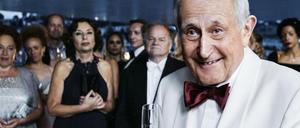 Walter Loving (Hans Hollmann) begrüßt in einer Szene des "Tatort: Die Musik stirbt zuletzt" die VIP-Gäste zum Benefizkonzert. 